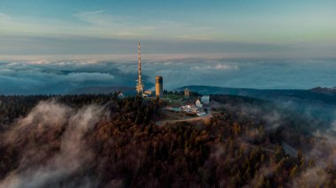 Inselsberg - Thüringen - Almanya çevresindeki güneşli bir günde sonbahar yürüyüşü