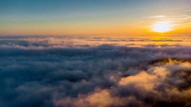Inselsberg - Thüringen - Almanya çevresindeki güneşli bir günde sonbahar yürüyüşü