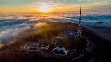Inselsberg - Thüringen - Almanya çevresindeki güneşli bir günde sonbahar yürüyüşü