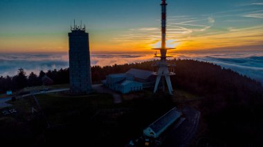 Inselsberg - Thüringen - Almanya çevresindeki güneşli bir günde sonbahar yürüyüşü