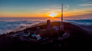 Inselsberg - Thüringen - Almanya çevresindeki güneşli bir günde sonbahar yürüyüşü