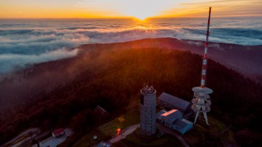 Inselsberg - Thüringen - Almanya çevresindeki güneşli bir günde sonbahar yürüyüşü