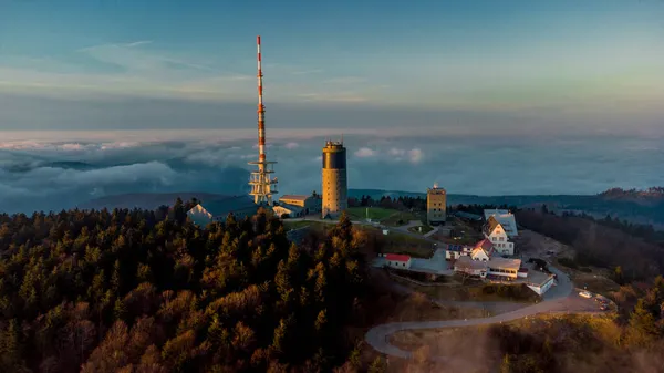 Inselsberg - Thüringen - Almanya çevresindeki güneşli bir günde sonbahar yürüyüşü
