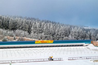 Oberhof yakınlarındaki Thuringian Ormanı 'nın tepelerinde güzel bir kış manzarası.