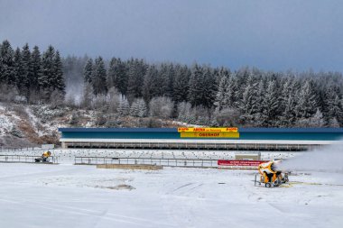 Oberhof yakınlarındaki Thuringian Ormanı 'nın tepelerinde güzel bir kış manzarası.
