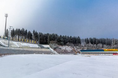 Oberhof yakınlarındaki Thuringian Ormanı 'nın tepelerinde güzel bir kış manzarası.