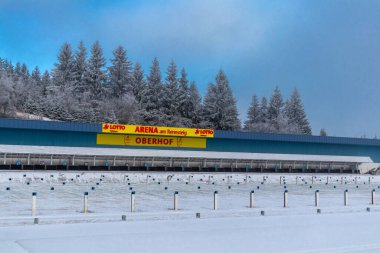 Oberhof yakınlarındaki Thuringian Ormanı 'nın tepelerinde güzel bir kış manzarası.