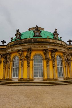 Potsdam, Brandenburg kapılarındaki Sanssouci Sarayı 'nın güzel parkını ziyaret edin.