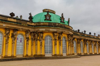 Potsdam, Brandenburg kapılarındaki Sanssouci Sarayı 'nın güzel parkını ziyaret edin.