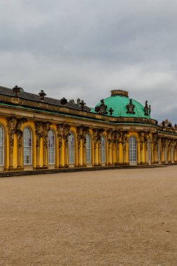Potsdam, Brandenburg kapılarındaki Sanssouci Sarayı 'nın güzel parkını ziyaret edin.