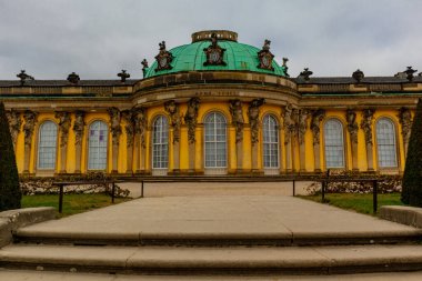 Potsdam, Brandenburg kapılarındaki Sanssouci Sarayı 'nın güzel parkını ziyaret edin.