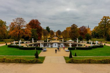 Potsdam, Brandenburg kapılarındaki Sanssouci Sarayı 'nın güzel parkını ziyaret edin.