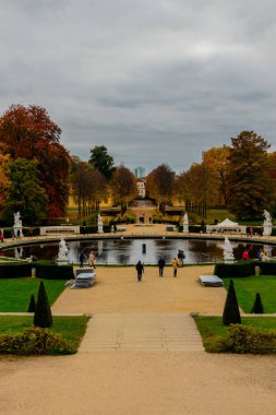 Potsdam, Brandenburg kapılarındaki Sanssouci Sarayı 'nın güzel parkını ziyaret edin.