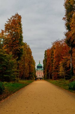 Potsdam, Brandenburg kapılarındaki Sanssouci Sarayı 'nın güzel parkını ziyaret edin.