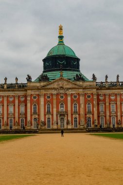 Potsdam, Brandenburg kapılarındaki Sanssouci Sarayı 'nın güzel parkını ziyaret edin.