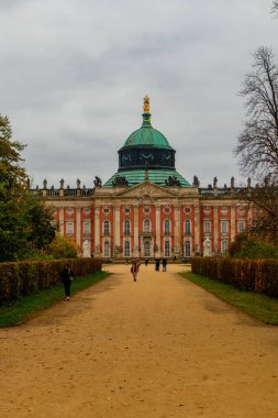 Potsdam, Brandenburg kapılarındaki Sanssouci Sarayı 'nın güzel parkını ziyaret edin.