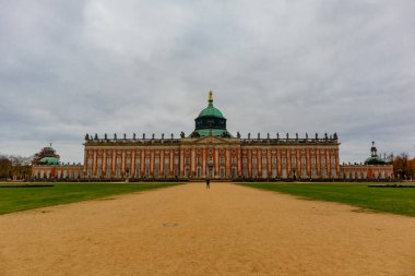 Potsdam, Brandenburg kapılarındaki Sanssouci Sarayı 'nın güzel parkını ziyaret edin.