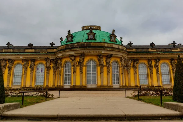 ポツダムのゲートでサンスーシ宮殿の美しい公園への訪問 ブランデンブルク — ストック写真