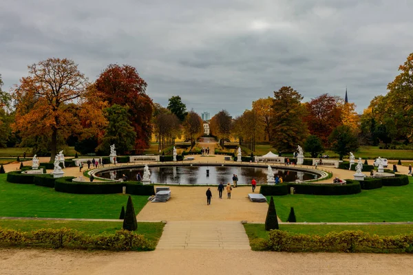 Potsdam, Brandenburg kapılarındaki Sanssouci Sarayı 'nın güzel parkını ziyaret edin.