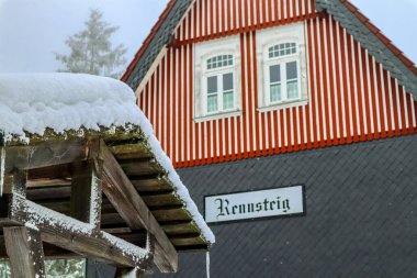 Schmiedefeld yakınlarındaki Thuringian Ormanı 'nın tepelerinde güzel bir kış manzarası.