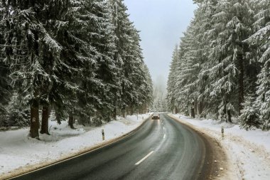 Schmiedefeld yakınlarındaki Thuringian Ormanı 'nın tepelerinde güzel bir kış manzarası.
