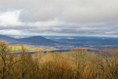 Dermbach, Thüringen yakınlarındaki güzel Vorderrhn 'de kış yürüyüşü.