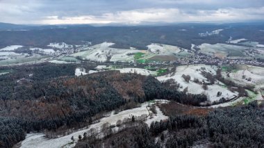 Schmalkalden yakınlarındaki Thuringian Ormanı 'nın tepelerinde güzel bir kış manzarası.