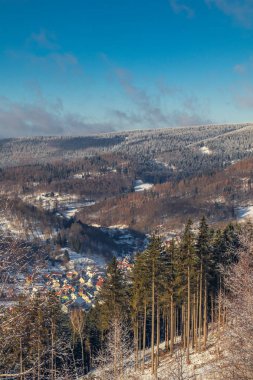 Oberschnau yakınlarındaki Thuringian Ormanı 'nın tepelerinde güzel bir kış manzarası.