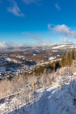 Oberschnau yakınlarındaki Thuringian Ormanı 'nın tepelerinde güzel bir kış manzarası.