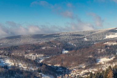 Oberschnau yakınlarındaki Thuringian Ormanı 'nın tepelerinde güzel bir kış manzarası.