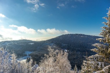Oberschnau yakınlarındaki Thuringian Ormanı 'nın tepelerinde güzel bir kış manzarası.