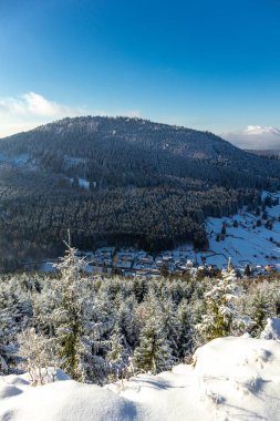 Oberschnau yakınlarındaki Thuringian Ormanı 'nın tepelerinde güzel bir kış manzarası.