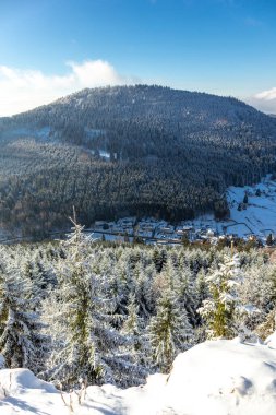 Oberschnau yakınlarındaki Thuringian Ormanı 'nın tepelerinde güzel bir kış manzarası.