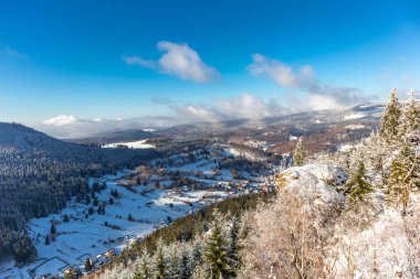 Oberschnau yakınlarındaki Thuringian Ormanı 'nın tepelerinde güzel bir kış manzarası.