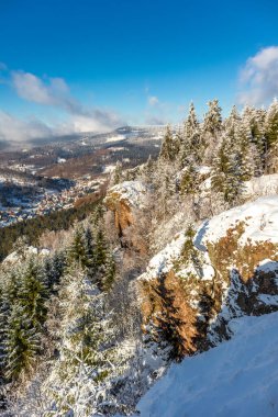 Oberschnau yakınlarındaki Thuringian Ormanı 'nın tepelerinde güzel bir kış manzarası.