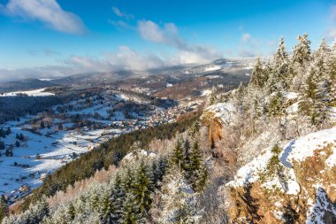 Oberschnau yakınlarındaki Thuringian Ormanı 'nın tepelerinde güzel bir kış manzarası.