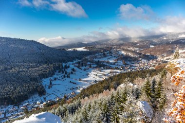 Oberschnau yakınlarındaki Thuringian Ormanı 'nın tepelerinde güzel bir kış manzarası.