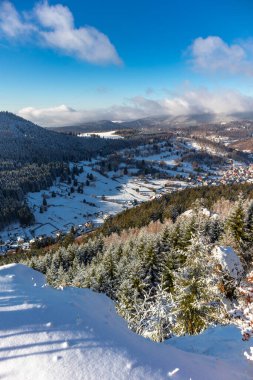 Oberschnau yakınlarındaki Thuringian Ormanı 'nın tepelerinde güzel bir kış manzarası.