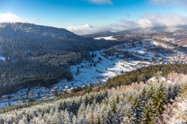 Oberschnau yakınlarındaki Thuringian Ormanı 'nın tepelerinde güzel bir kış manzarası.