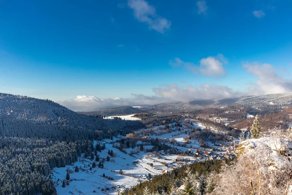 Oberschnau yakınlarındaki Thuringian Ormanı 'nın tepelerinde güzel bir kış manzarası.