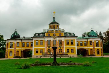 Weimar 'ın klasik şehrinde ve Ilm-Thüringen' deki güzel parkında sonbahar yürüyüşü