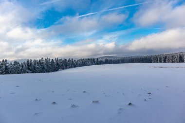 Rennsteig boyunca ilk kış yürüyüşü en güzel gün batımında - Almanya
