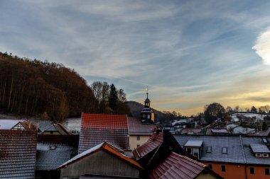 Schmalkalden - Thüringen - Almanya 'nın güzel akşam ışığında kış akşamı yürüyüşü