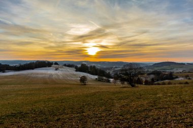 Schmalkalden - Thüringen - Almanya 'nın güzel akşam ışığında kış akşamı yürüyüşü
