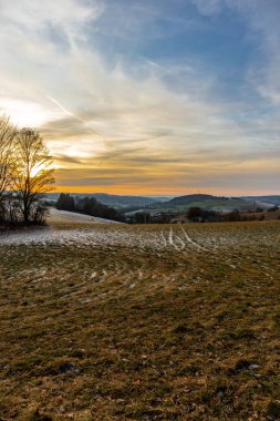 Schmalkalden - Thüringen - Almanya 'nın güzel akşam ışığında kış akşamı yürüyüşü