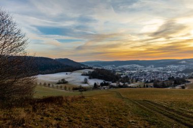 Schmalkalden - Thüringen - Almanya 'nın güzel akşam ışığında kış akşamı yürüyüşü