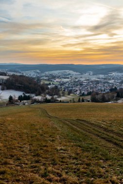 Schmalkalden - Thüringen - Almanya 'nın güzel akşam ışığında kış akşamı yürüyüşü