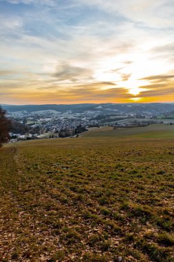 Schmalkalden - Thüringen - Almanya 'nın güzel akşam ışığında kış akşamı yürüyüşü
