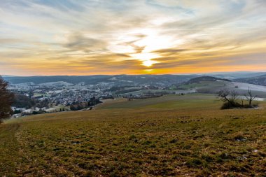 Schmalkalden - Thüringen - Almanya 'nın güzel akşam ışığında kış akşamı yürüyüşü