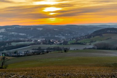 Schmalkalden - Thüringen - Almanya 'nın güzel akşam ışığında kış akşamı yürüyüşü